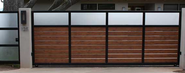 Pagar kayu dengan pintu geser kaca transparan